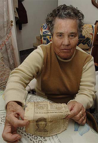 Ana Santiago Palenzuela muestra el recorte de periódico, de 1977, con la foto de su hermana Dolores, la única que conserva de ella.