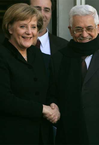 Angela Merkel es recibida por el presidente palestino, Mahmud Abbas, en Ramala.