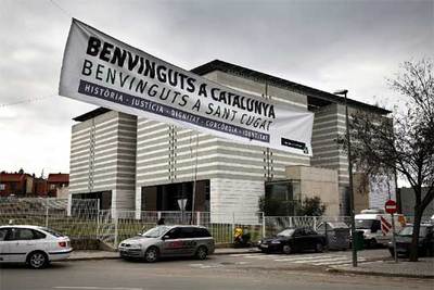 Sede del Archivo Nacional de Cataluña, en Sant Cugat del Vallès, con una pancarta que celebra la llegada de los documentos de la guerra . 