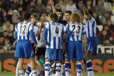 Los jugadores del Deportivo protestan ante Mejía Dávila en el partido que se suspendió.