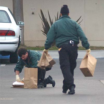 Dos policías recogen pruebas del crimen en la oficina postal de Goleta (California).
