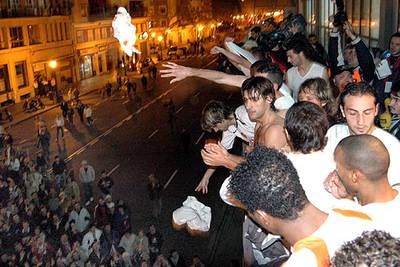 Jugadores del Valencia tiran las camisetas a sus hinchas desde el balcón de Mestalla.