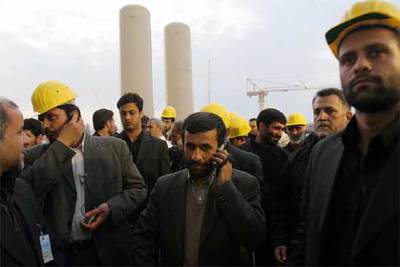 Mahmud Ahmadineyad habla por teléfono durante su visita de ayer a la central eléctrica nuclear que se construye en Bushehr.
