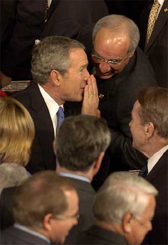Bush conversa con congresistas antes de pronunciar su discurso.