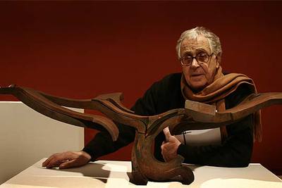Martín Chirino, con su obra  Paisaje mediterráneo III   (1975),  en el IVAM.