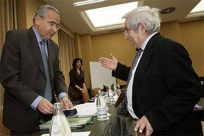 Alfonso Guerra habla con Gabriel Cisneros, durante la reunión de la Comisión Constitucional.