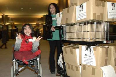 Vanessa Jiménez y su madre Marga, al llegar ayer al Parlamento Europeo con las 800.000 firmas.