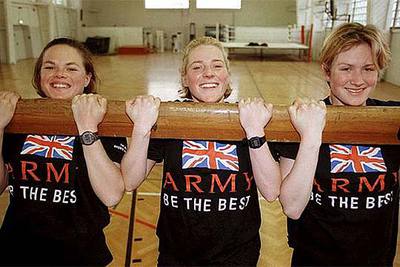 Tres jóvenes pertenecientes al cuerpo de Ingenieros del Ejército británico realizan ejercicios en un gimnasio.