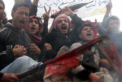 Un grupo de iraquíes gritan consignas contra Dinamarca mientras queman una bandera de ese país ayer en Faluya.