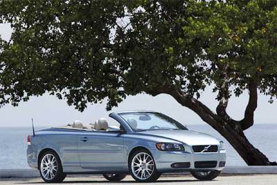 El C70 tiene una línea estilizada y distinguida que integra con clase las plazas traseras. Las señas de identidad de Volvo se aprecian en el frontal, el lateral y sobre todo en la zaga.