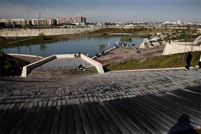 Parque de Cabecera, en Valencia, que recorre un kilómetro de la ribera del Turia, obra del arquitecto Eduardo de Miguel.