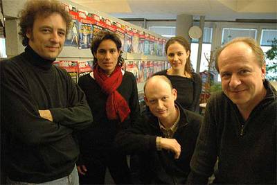 Parte del equipo de  L'Hebdo   en Bondy. De izquierda a derecha, Michel Audétat, Sonia Arnal, Serge Michel, Sabine Pirolt y Alain Rebetez.