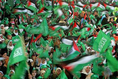 Seguidores de Hamás celebran la victoria en las recientes elecciones legislativas de Palestina.