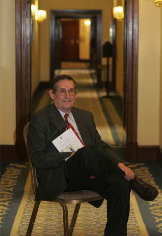 Gabriel Tortella, con su último libro,  Los orígenes del siglo XXI. 