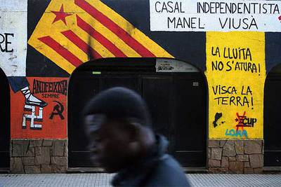 Pintadas en la fachada del local independentista  Manel Viusà,  en Vic, Barcelona.