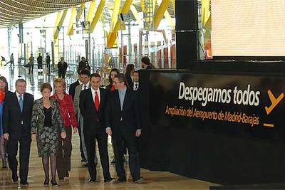 De izquierda a derecha, el presidente de AENA, Manuel Azuaga; la ministra de Fomento, Magdalena Álvarez; la presidenta de la Comunidad de Madrid, Esperanza Aguirre; el presidente del Gobierno, José Luis Rodríguez Zapatero, y el alcalde de Madrid, Alberto Ruiz-Gallardón, ayer durante la inauguración de la nueva terminal del aeropuerto de Barajas.