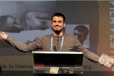 Álex Pastor, el pasado 28 de enero, en el momento de recoger el premio en el Festival de Cine Independiente de Sundance por  La ruta natural. 