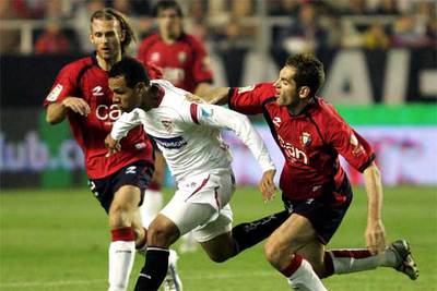 Luis Fabiano trata de eludir a dos adversarios.