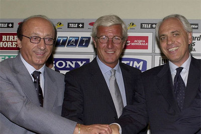 Moggi, Lippi y Bettega se saludan en la presentación del técnico con  la Juve,  en 2001.