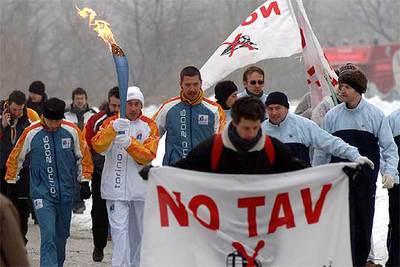 Manifestantes en el valle de Susa, al paso de la antorcha olímpica, ayer.