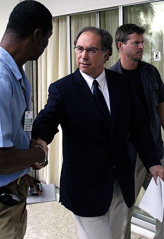 Juan Gabriel Valdés (centro), en Puerto Príncipe.