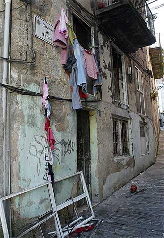 Fachada del edificio de Vigo en cuyo primer piso vivían las víctimas.