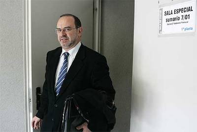 Francisco Bueno, ayer, a la salida del juzgado después de declarar en el   caso Maeso  .