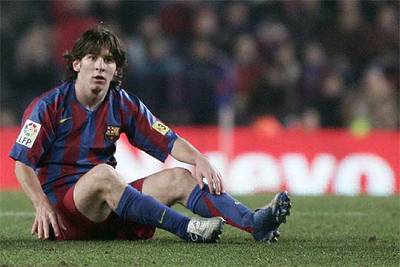 Messi, caído, durante el partido del domingo ante el Atlético.