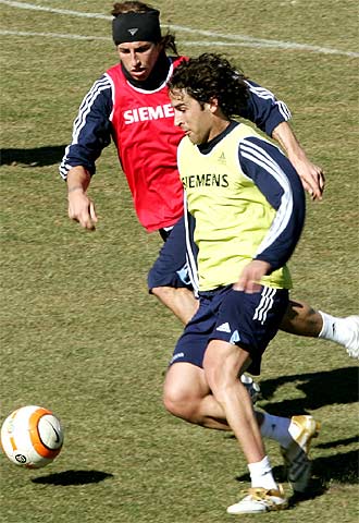 Raúl trata de eludir a Sergio Ramos en el partidillo de ayer.