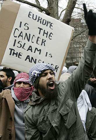 Manifestantes musulmanes, en Londres, con un cartel en el que se lee: 