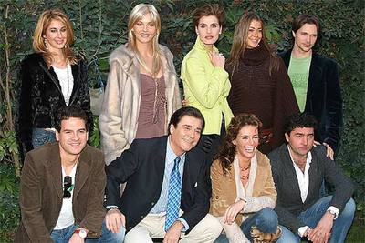 Los concursantes de  ¿Cantas o qué?,  con Paula Vázquez, en primera fila, segunda por la derecha.