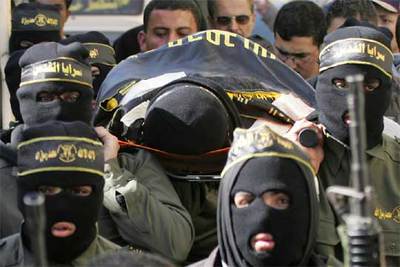 Milicianos de Yihad Islámica trasladan en Nablús el féretro de un activista muerto en un ataque israelí.