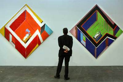 Cuadros de Juan Navarro Baldeweg de la serie  Habitación con figura,  en el pabellón de EL PAÍS.