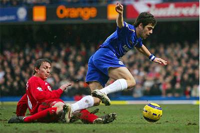 Warnock (Liverpool), frente a Cole (Chelsea), en Stamford Bridge.
