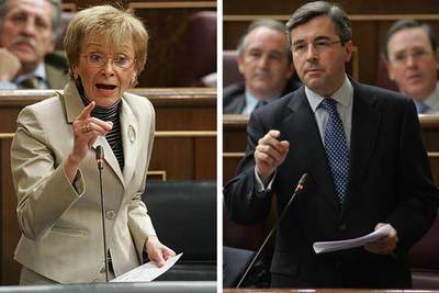 María Teresa Fernández de la Vega y Ángel Acebes, en el Congreso, durante la sesión de control.