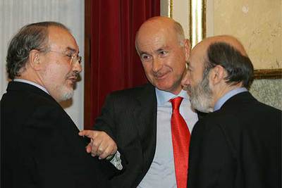 Pedro Solbes (izquierda), Josep Antoni Duran (centro) y Alfredo Pérez Rubalcaba, ayer en el Congreso.