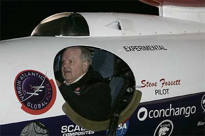 Steve Fossett, antes de despegar a bordo del  GlobalFlyer,  en Cabo Cañaveral.