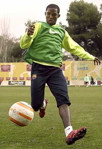 Eto'o, durante el entrenamiento azulgrana de ayer.
