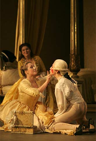 Diana Damrau y Monica Bacelli, en  Le nozze di Figaro,  en la Scala de Milán.