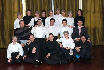 El equipo de  Oído cocina,  con los profesores, sentados en el centro.