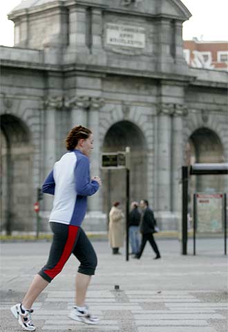 Una mujer practica el  footing  en el centro de Madrid.
