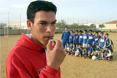 Condenado a ser árbitro de fútbol por un día