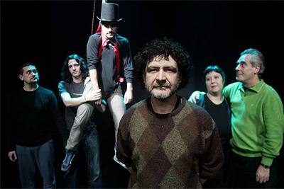 José Ortega, en primer plano, junto a los actores de 'Las máscaras y las palabras'.