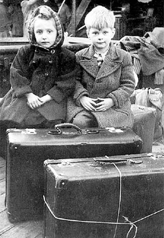 Niños repatriados llegados en el  Vicente Puchol , Barcelona, 1939 (foto, Carlos Pérez de Rozas).