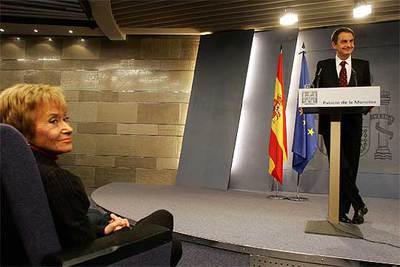 La vicepresidenta María Teresa Fernández de la Vega sigue la conferencia de prensa de Zapatero en la Moncloa.