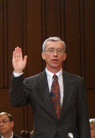 Paul Pillar presta juramento ante el Congreso de EE UU en 2002.