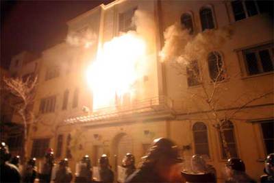 Policías frente a la Embajada francesa en Teherán, atacada ayer por manifestantes.