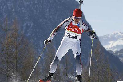 El alemán Michael Greis, fusil al hombro, asciende un repecho camino del oro en el biatlón.
