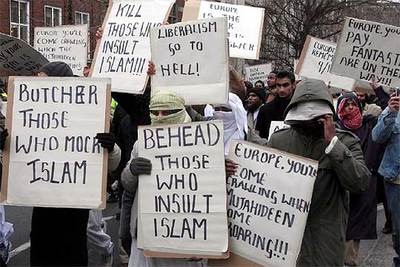 Manifestación de musulmanes en la mezquita londinense de Regent's Park por las viñetas.