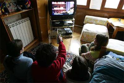 Niños viendo la televisión en un hogar madrileño.